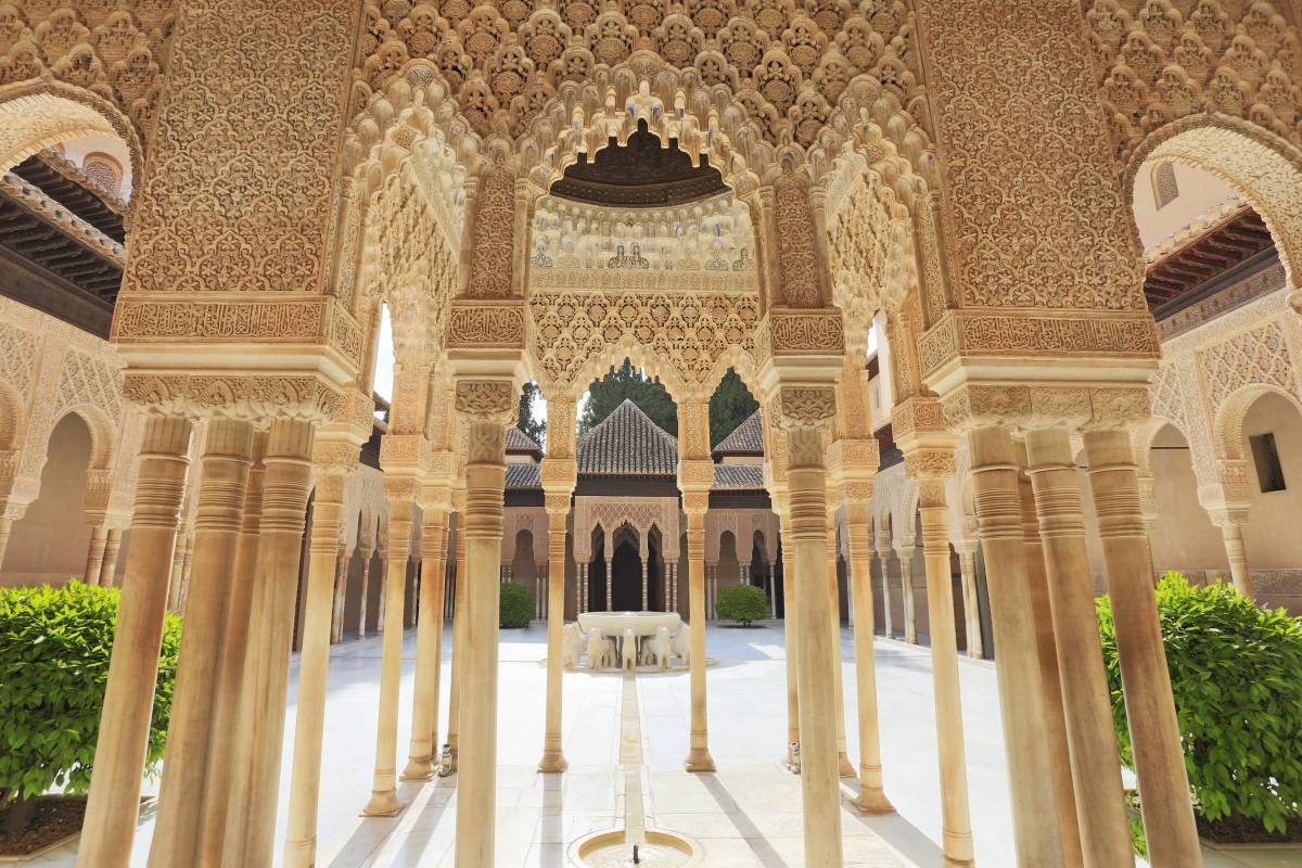 Innenhof der Alhambra in Spanien