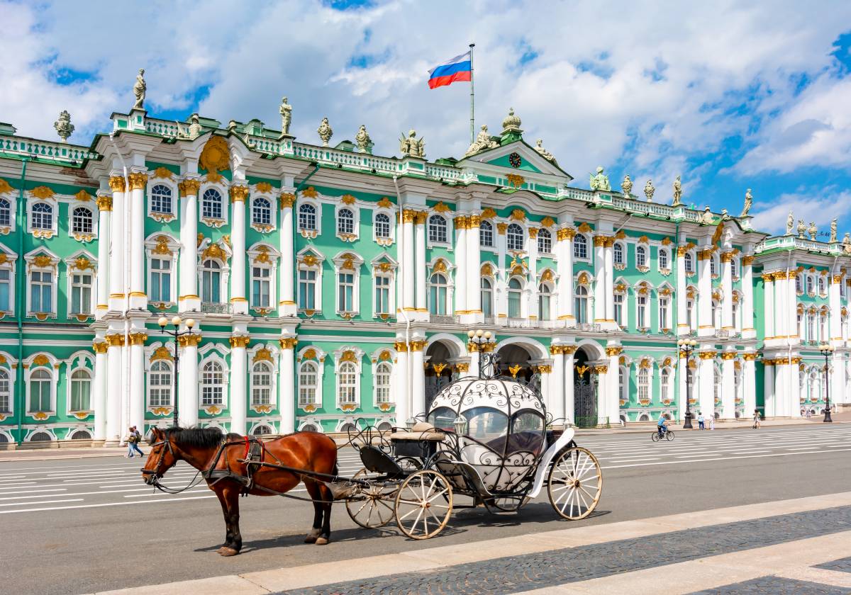 Die besten Paläste Europas: Der Winterpalast in Sankt Petersburg mit Pferdekutsche