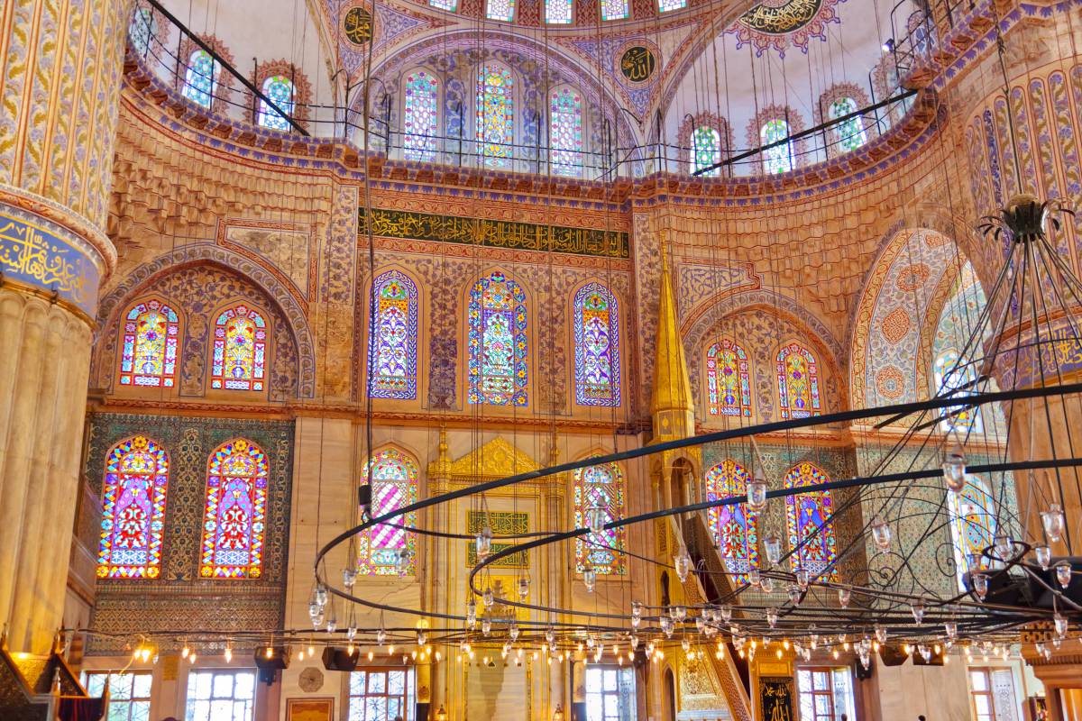 Tageslicht leuchtet durch die bunten Glasfenster der Blauen Moschee